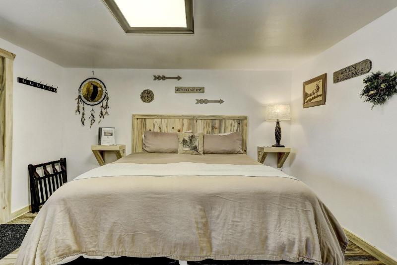 Cascade Lake Inn image