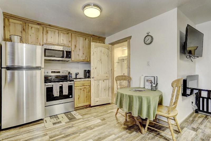 Cascade Lake Inn image
