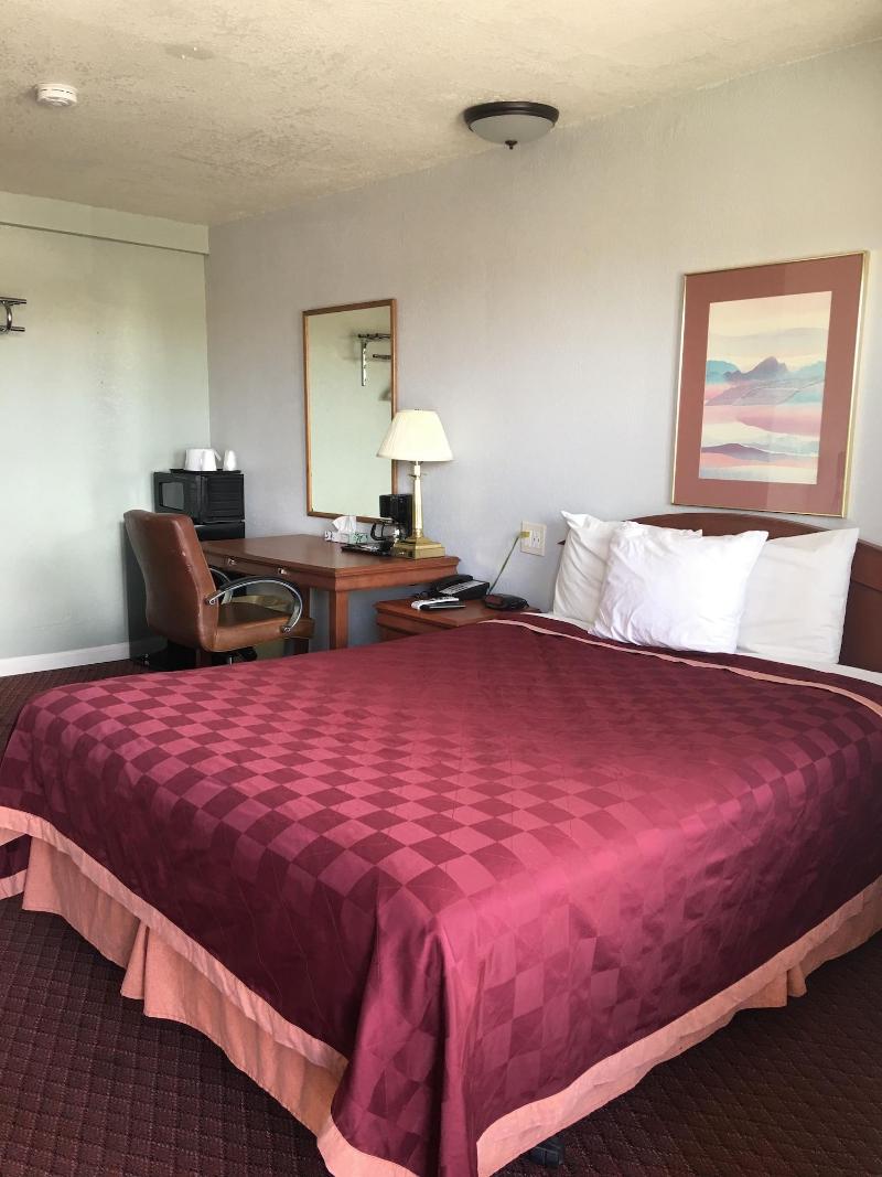 Country Manor Motel Watkins — general view
