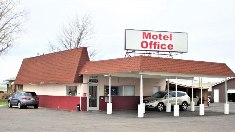 Country Manor Motel Watkins — general view