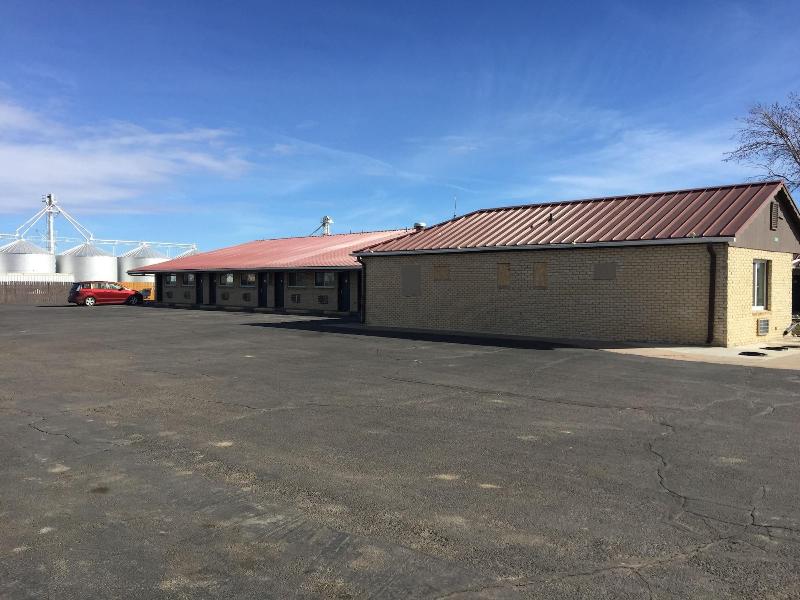 Country Manor Motel Watkins — general view