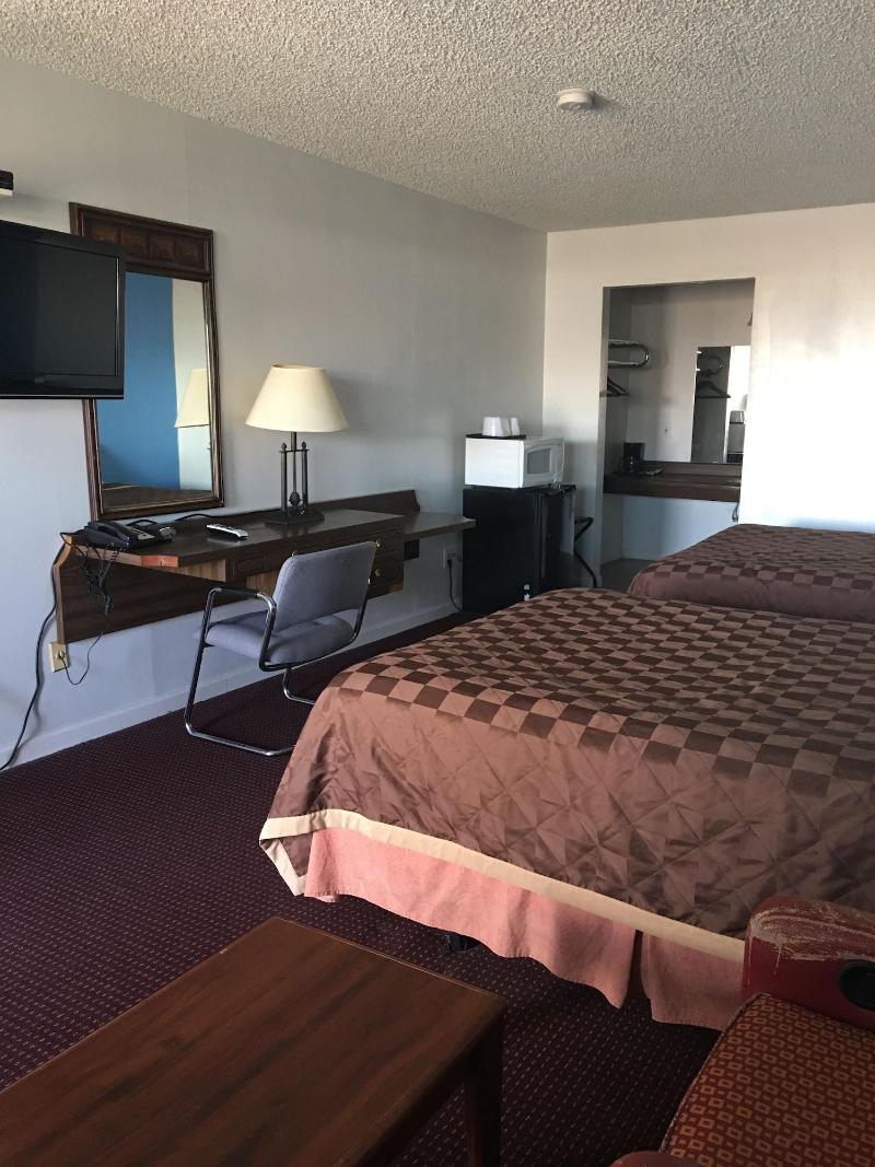 Country Manor Motel Watkins 5