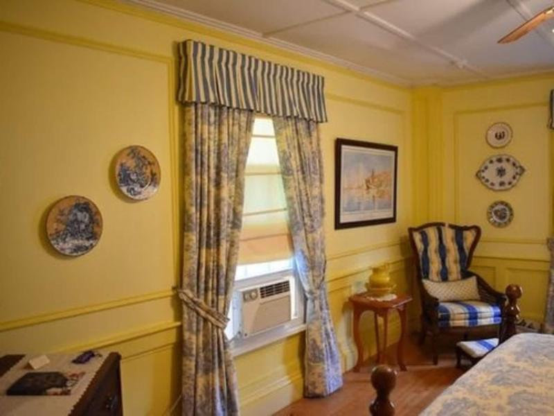 Harbour House Inn image