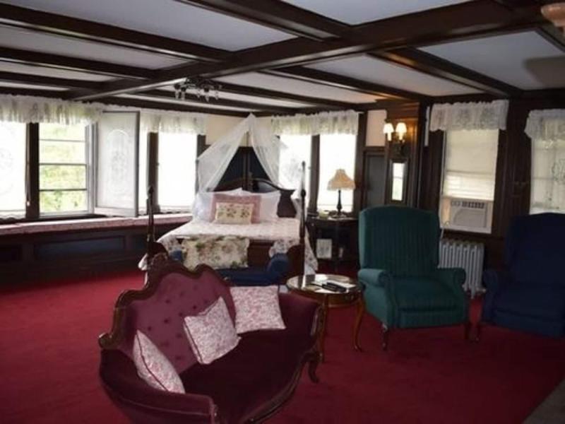 Harbour House Inn image