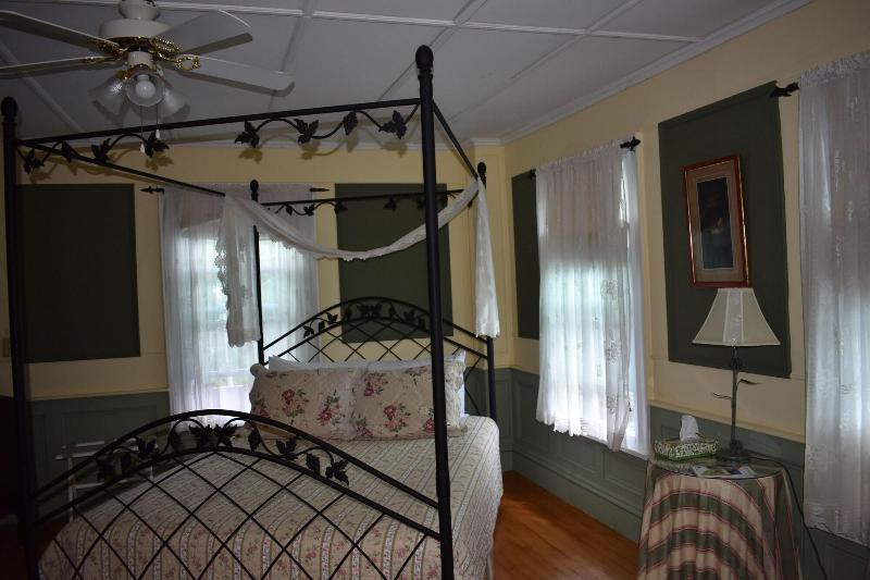 Harbour House Inn image