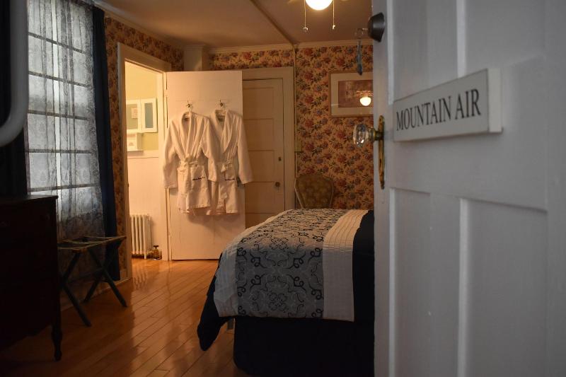 Harbour House Inn image
