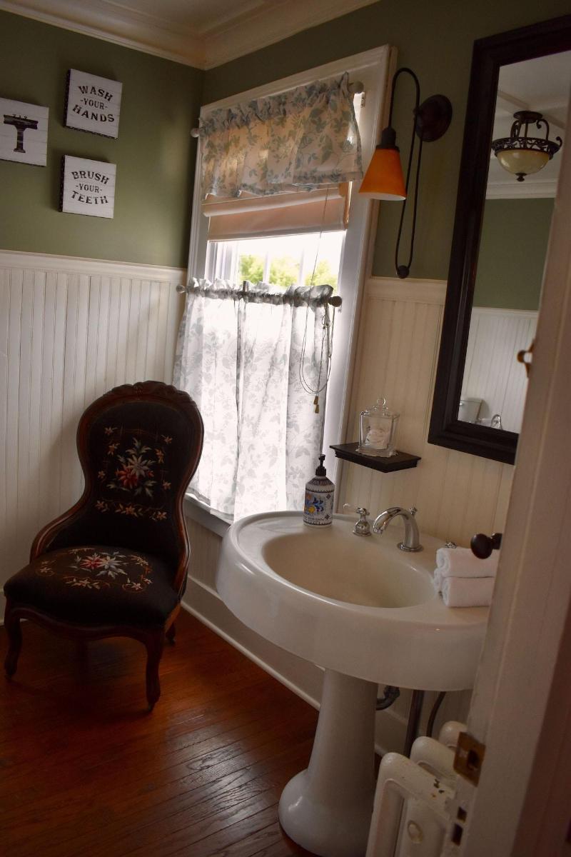 Harbour House Inn image