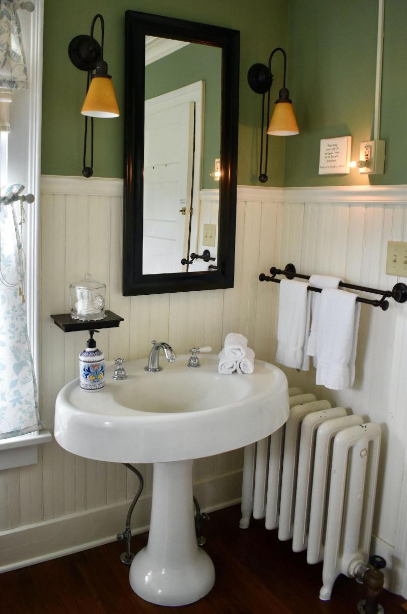 Harbour House Inn image