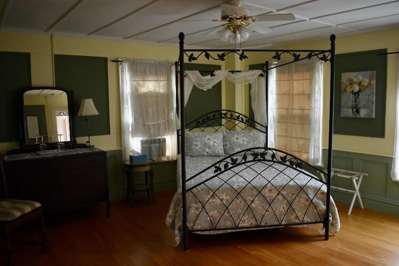 Harbour House Inn image