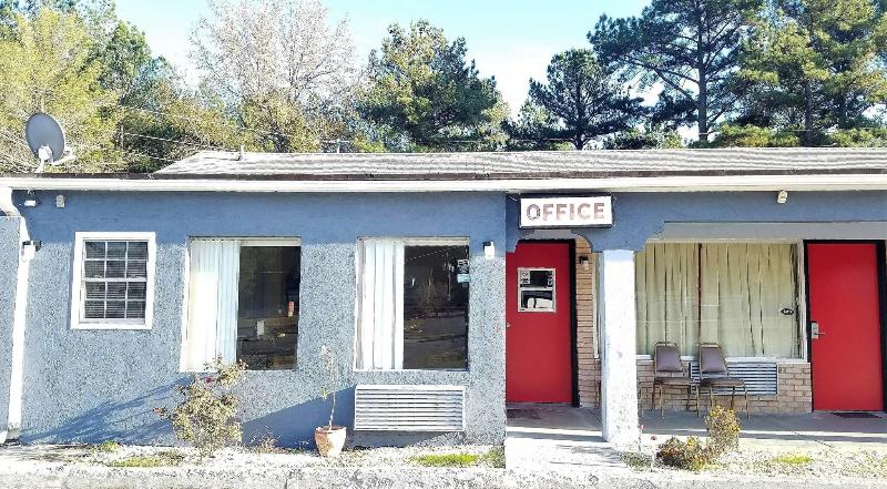 Roadway Inn image