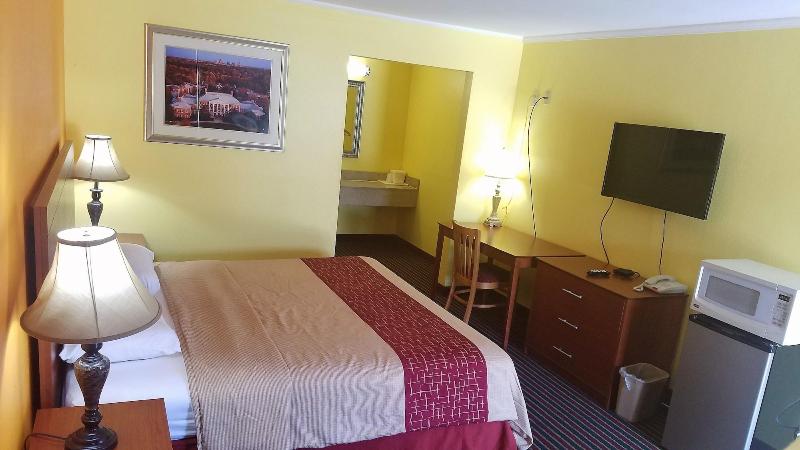 Roadway Inn image 4