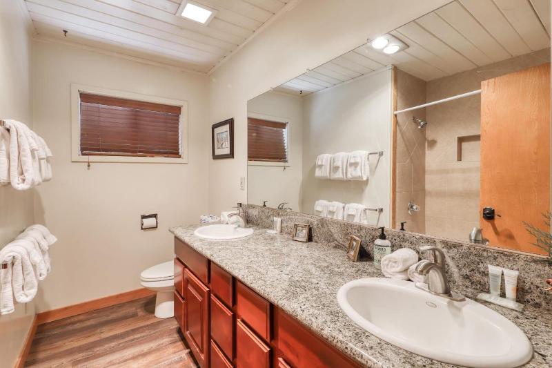 Captain's Cove Motel image