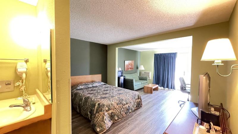 Harbor Lights Lodge image