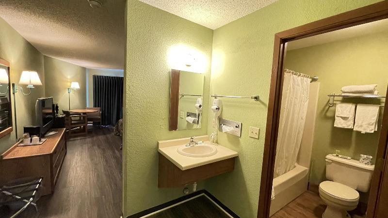 Harbor Lights Lodge image