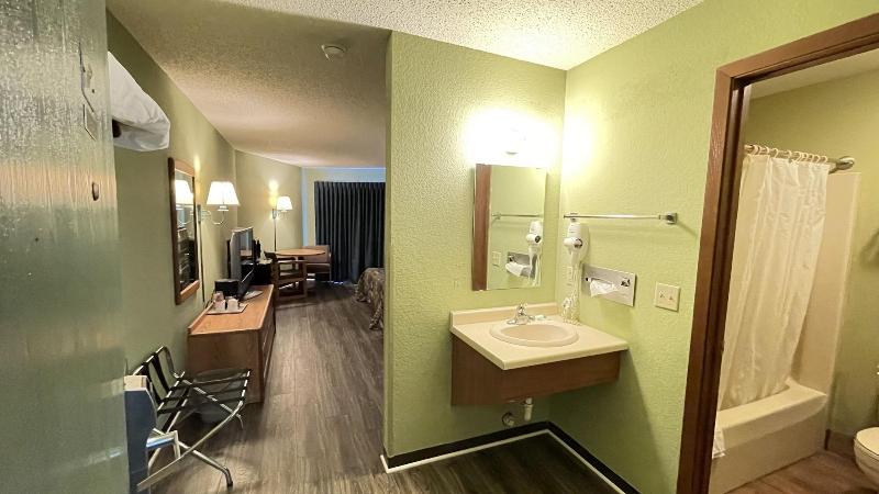 Harbor Lights Lodge image