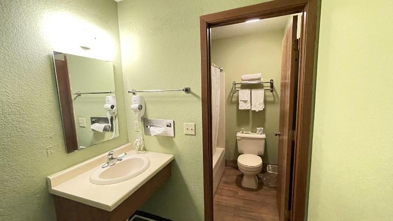 Harbor Lights Lodge image