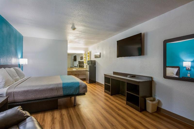 Motel 6 Freeport, TX image