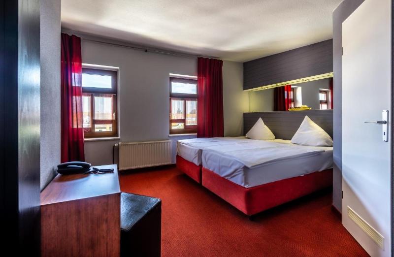 SL'otel - Das StadtHotel image