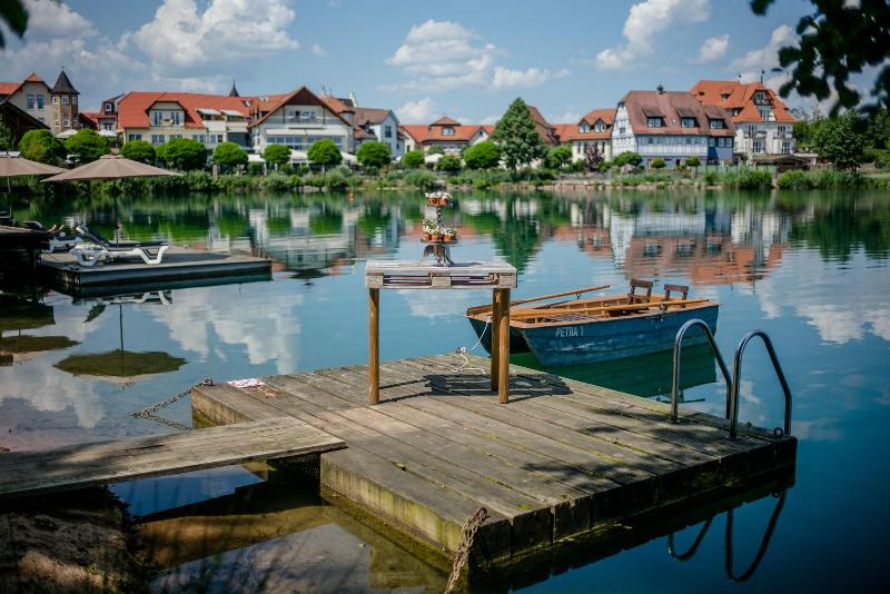 Seehotel Niedernberg - Das Dorf am See image