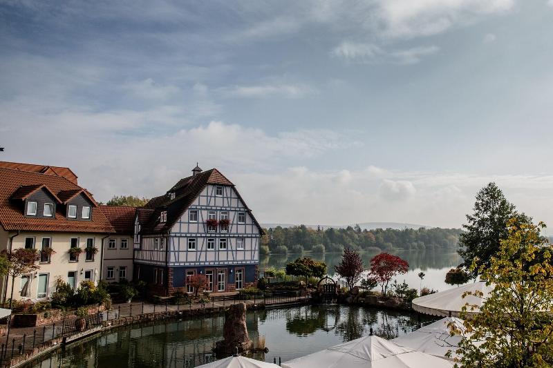 Seehotel Niedernberg - Das Dorf am See image