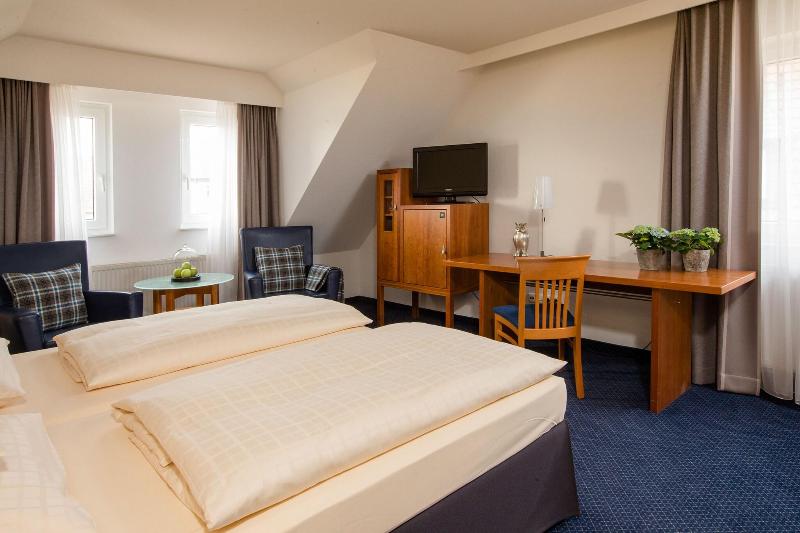 Seehotel Niedernberg - Das Dorf am See image