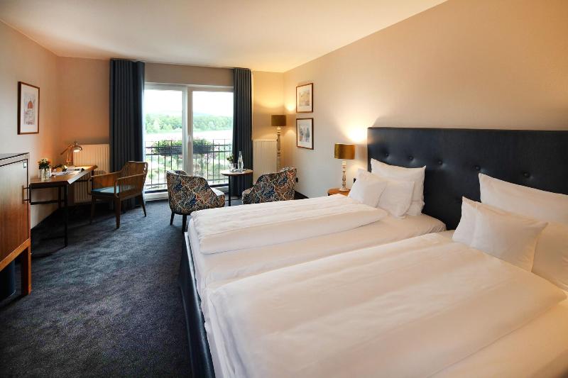 Seehotel Niedernberg - Das Dorf am See image