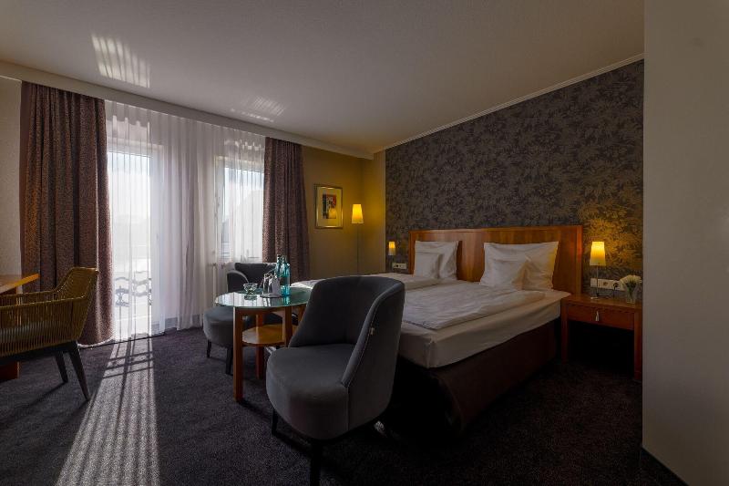 Seehotel Niedernberg - Das Dorf am See image