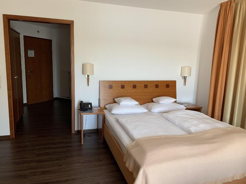 Seehotel Niedernberg - Das Dorf am See image