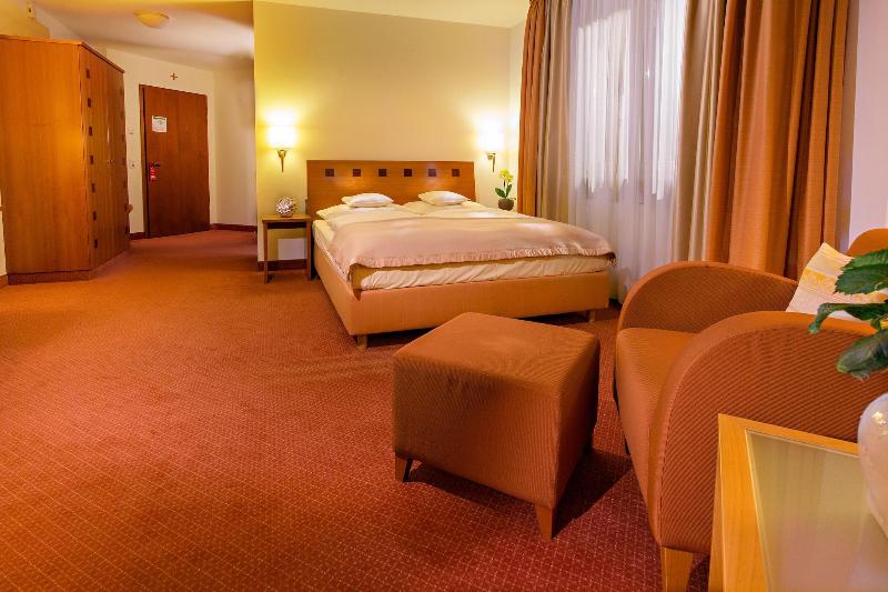Seehotel Niedernberg - Das Dorf am See image