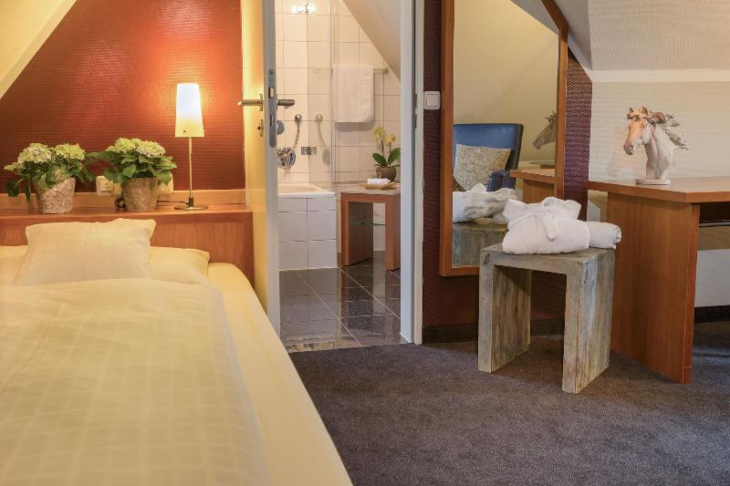 Seehotel Niedernberg - Das Dorf am See image