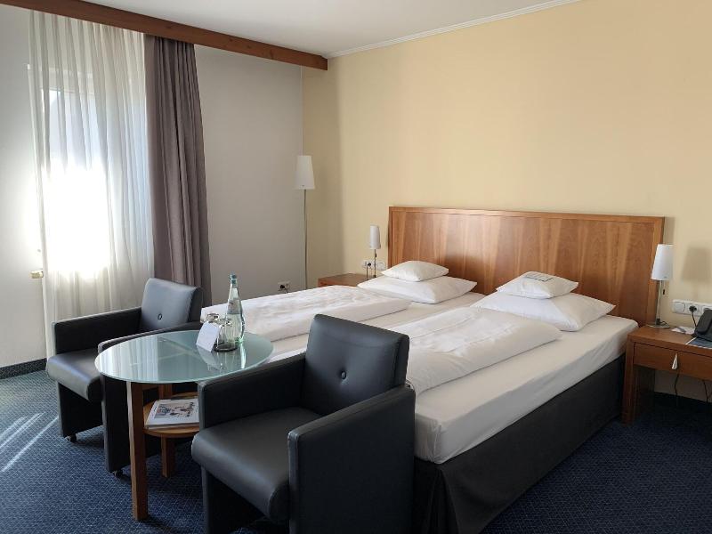 Seehotel Niedernberg - Das Dorf am See image