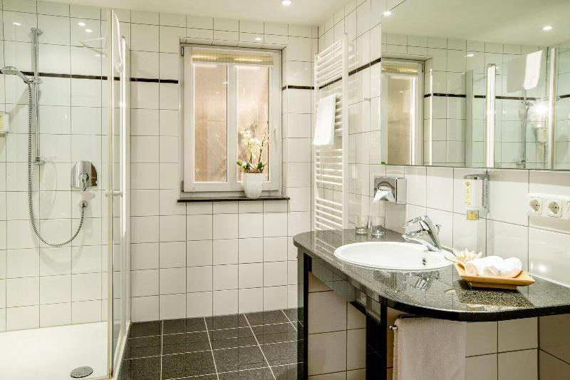 Seehotel Niedernberg - Das Dorf am See image