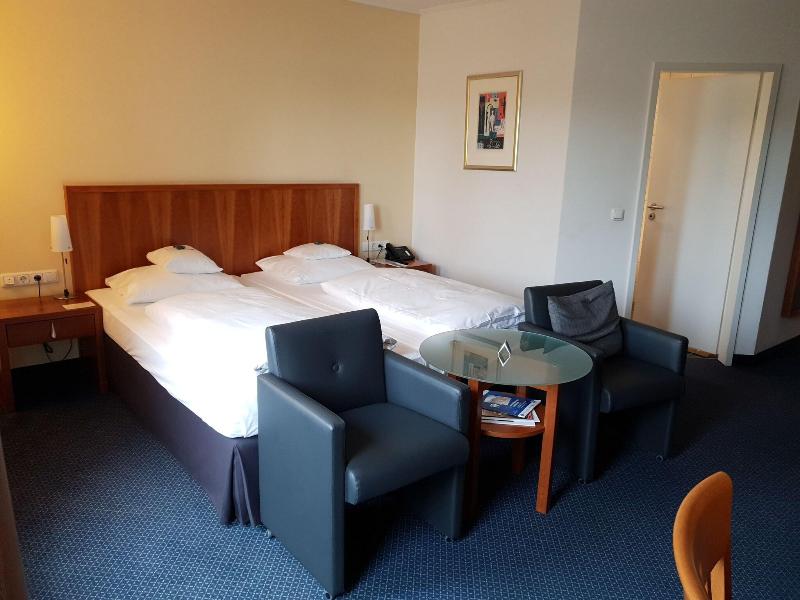 Seehotel Niedernberg - Das Dorf am See image