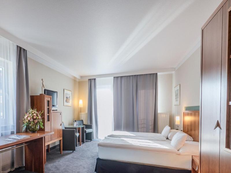 Seehotel Niedernberg - Das Dorf am See image