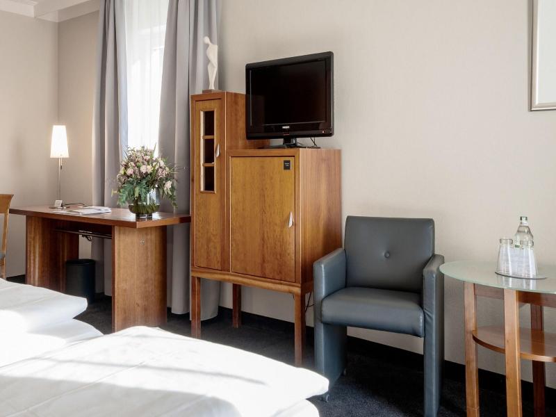 Seehotel Niedernberg - Das Dorf am See image