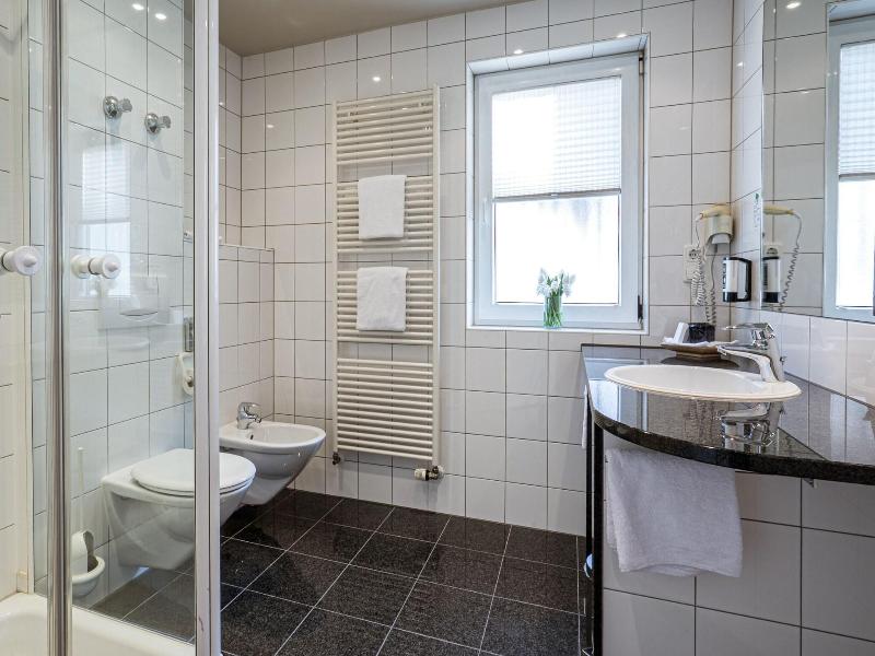 Seehotel Niedernberg - Das Dorf am See image