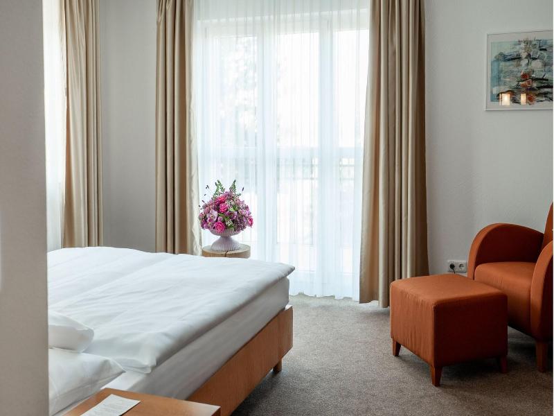 Seehotel Niedernberg - Das Dorf am See image