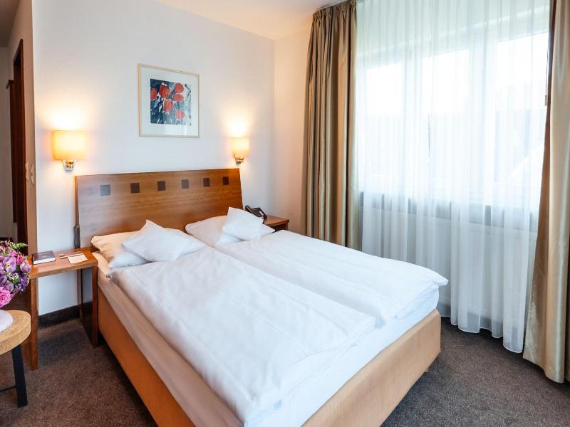 Seehotel Niedernberg - Das Dorf am See image