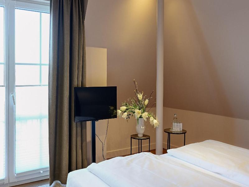 Seehotel Niedernberg - Das Dorf am See image