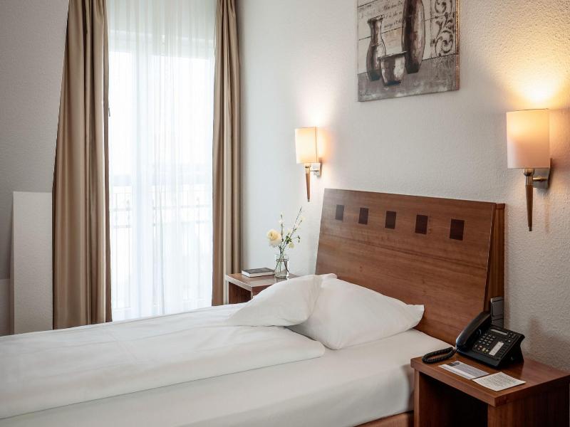 Seehotel Niedernberg - Das Dorf am See image