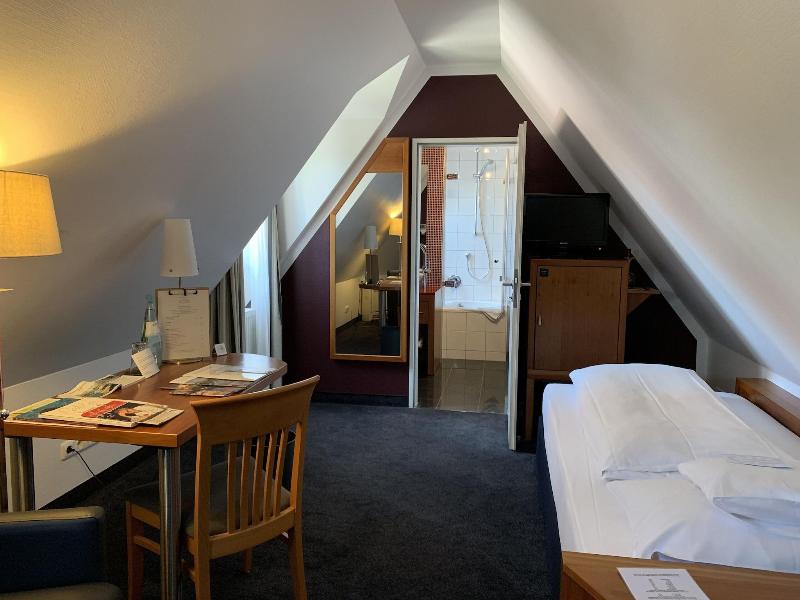 Seehotel Niedernberg - Das Dorf am See image