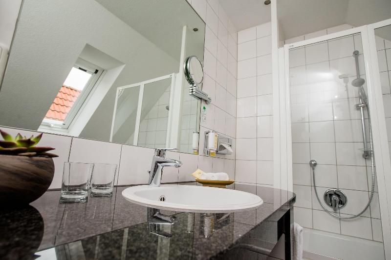 Seehotel Niedernberg - Das Dorf am See image