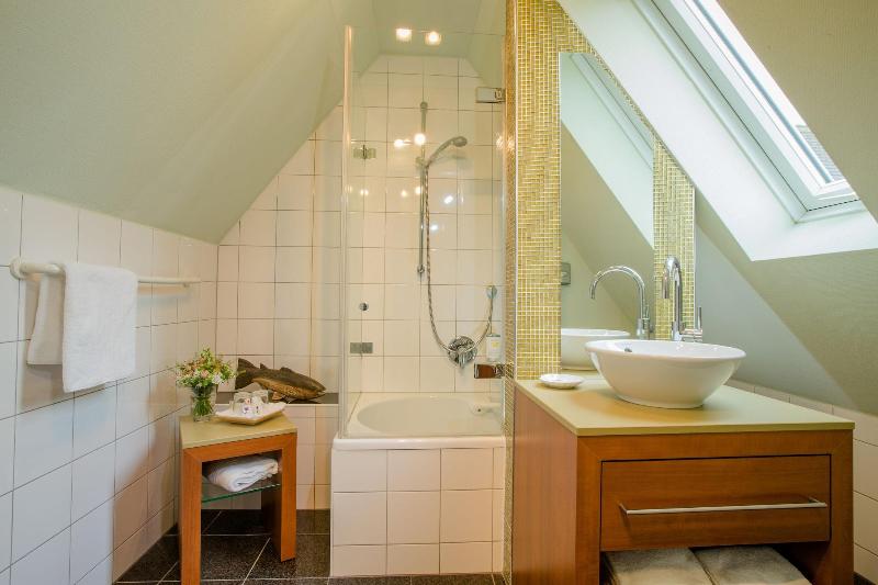 Seehotel Niedernberg - Das Dorf am See image