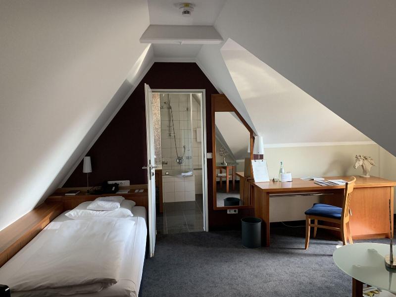 Seehotel Niedernberg - Das Dorf am See image