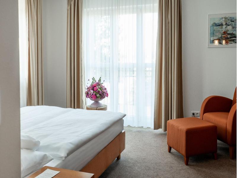 Seehotel Niedernberg - Das Dorf am See image