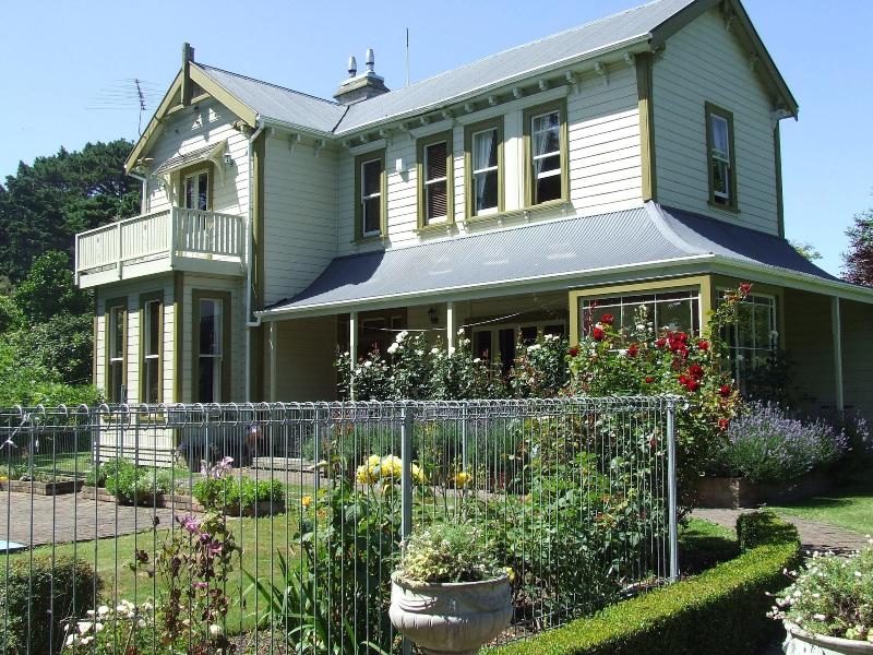 Tairoa Lodge & Cottage image