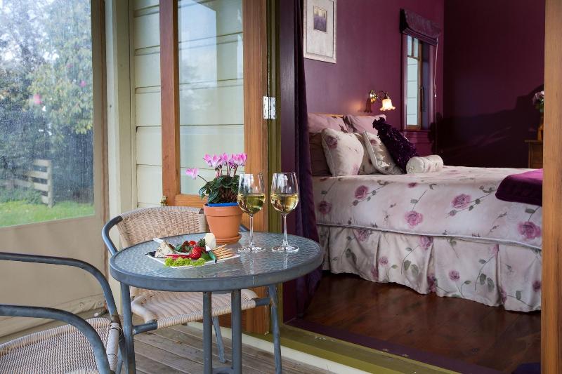 Tairoa Lodge & Cottage image