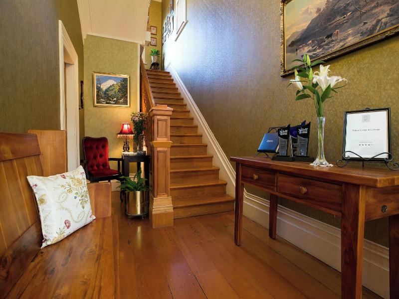 Tairoa Lodge & Cottage image
