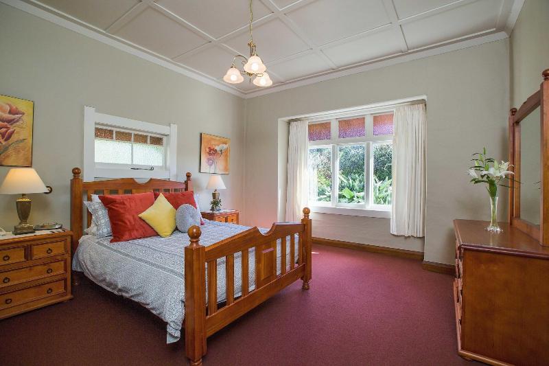 Tairoa Lodge & Cottage image