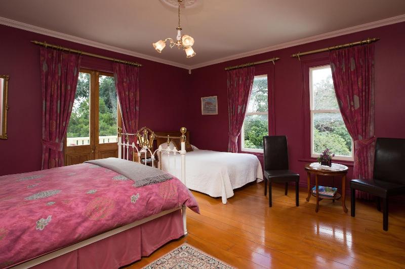 Tairoa Lodge & Cottage image